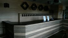 Барная стойка для разливных напитков.