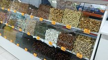 Витрина для продажи сухофруктов и орехов