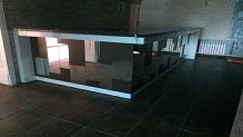 Барная стойка с отделкой из зеркал